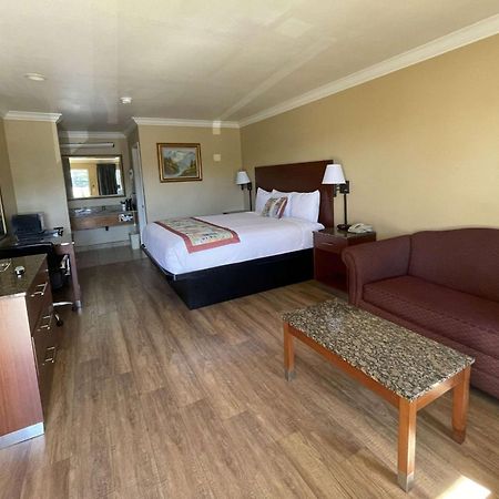 Travelodge By Wyndham Costa Mesa Newport Beach Hacienda Buitenkant foto