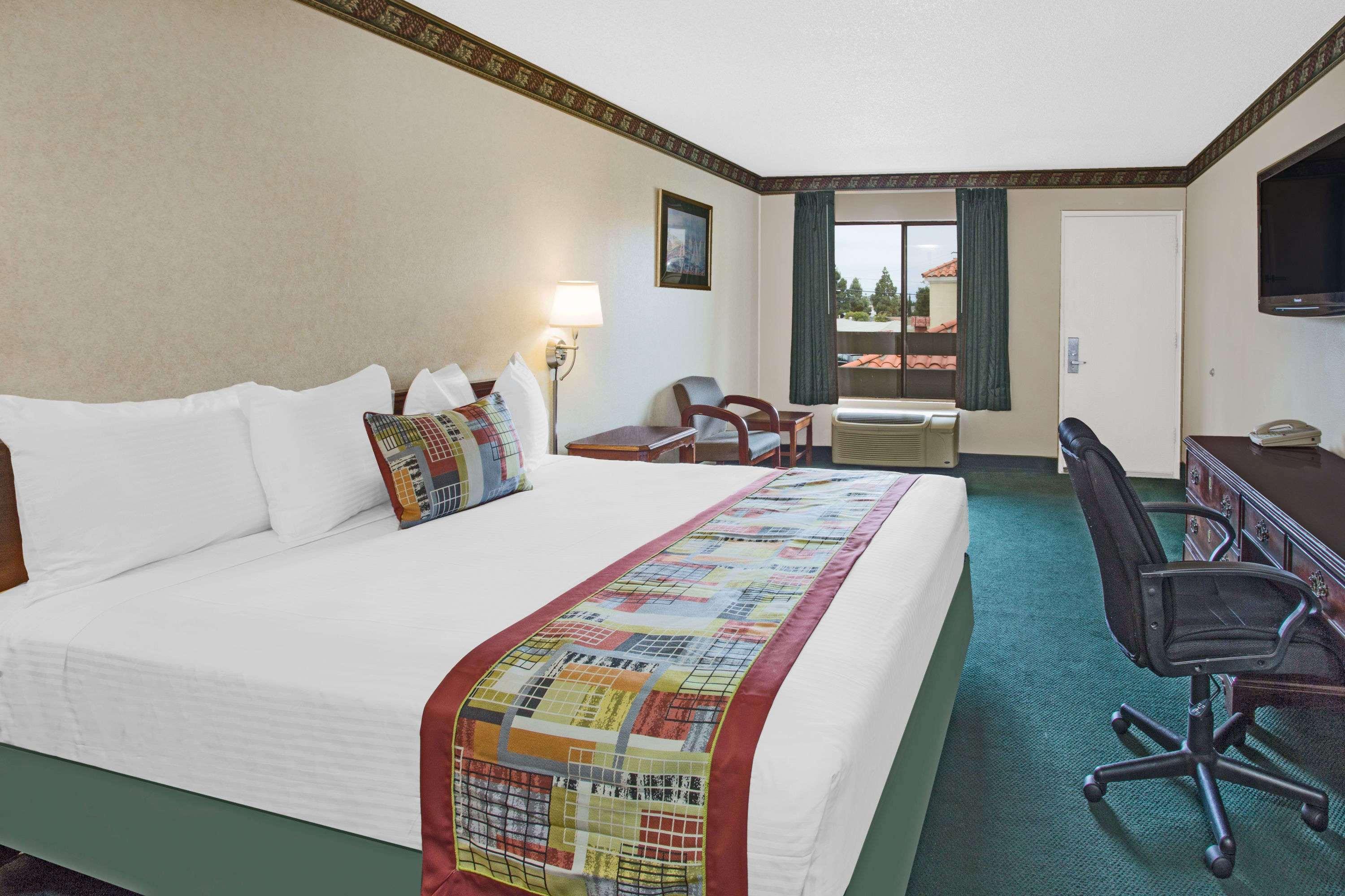 Travelodge By Wyndham Costa Mesa Newport Beach Hacienda Buitenkant foto
