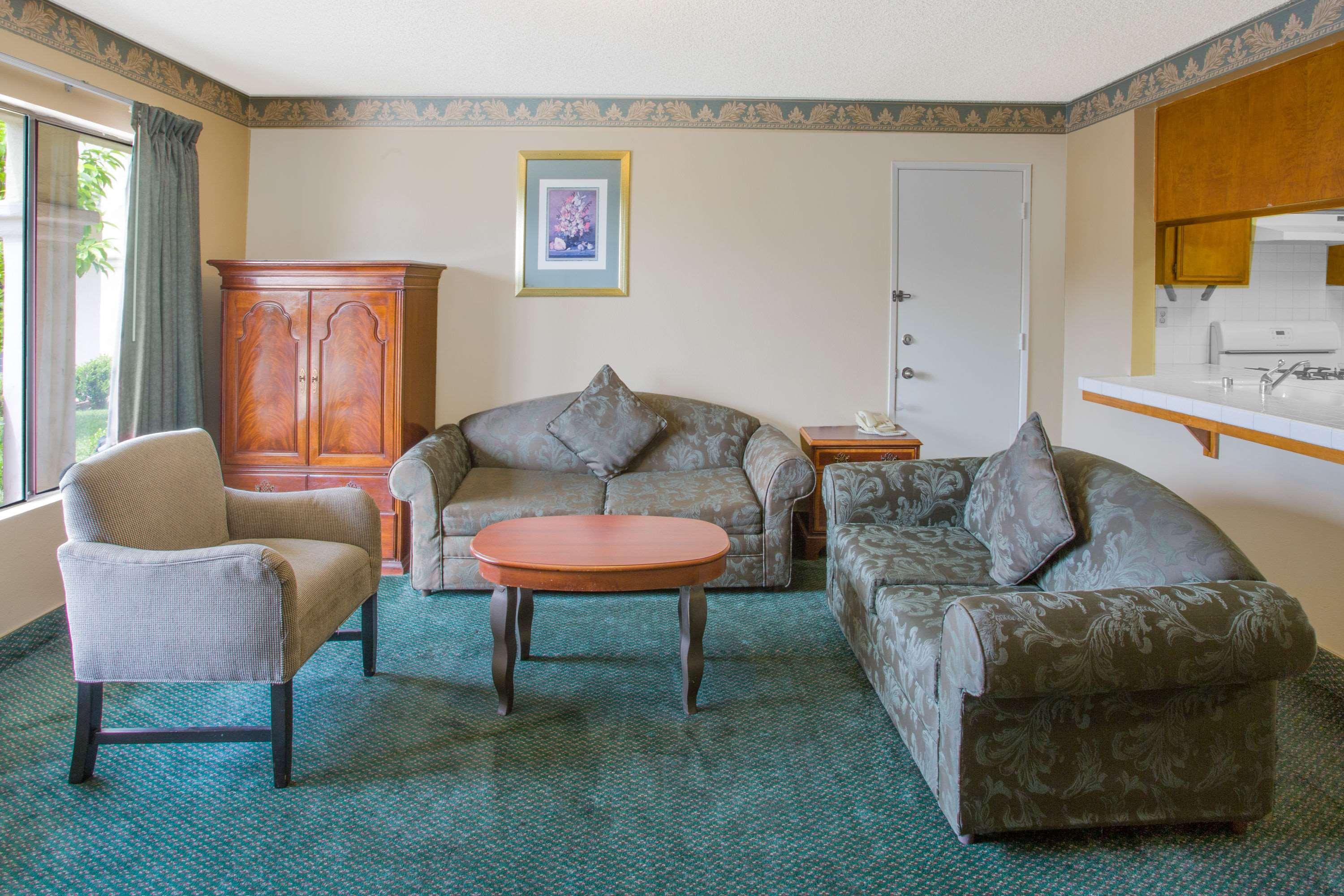 Travelodge By Wyndham Costa Mesa Newport Beach Hacienda Buitenkant foto