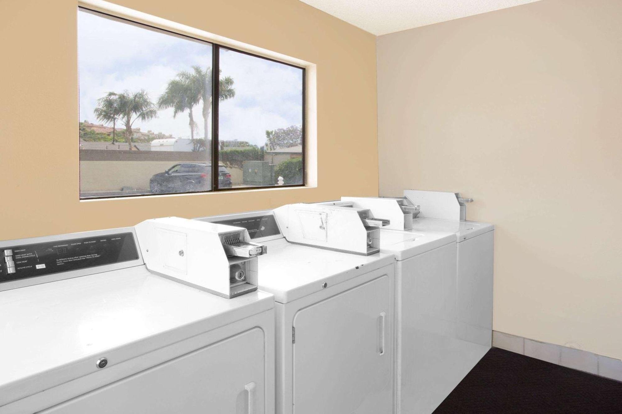 Travelodge By Wyndham Costa Mesa Newport Beach Hacienda Buitenkant foto
