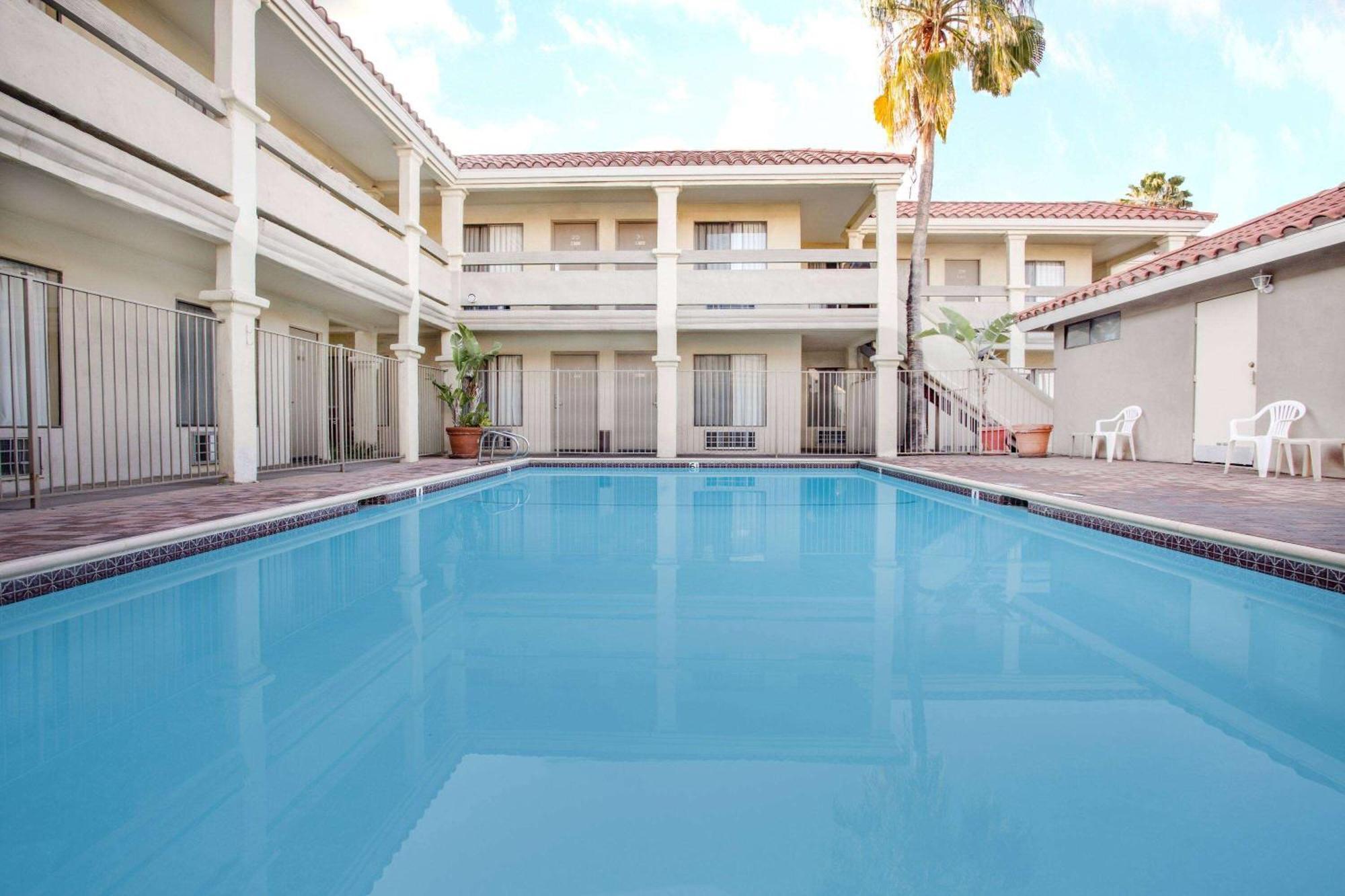 Travelodge By Wyndham Costa Mesa Newport Beach Hacienda Buitenkant foto